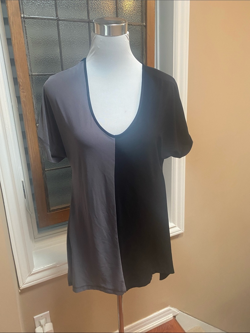 Sympli Two-Tone V-Neck Short Sleeve Top - Black & Gray